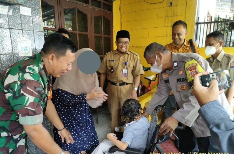 Peduli Sesama, Polsek Bogor Barat Serahkan Satu Unit Kursi Roda kepada Warga Menteng