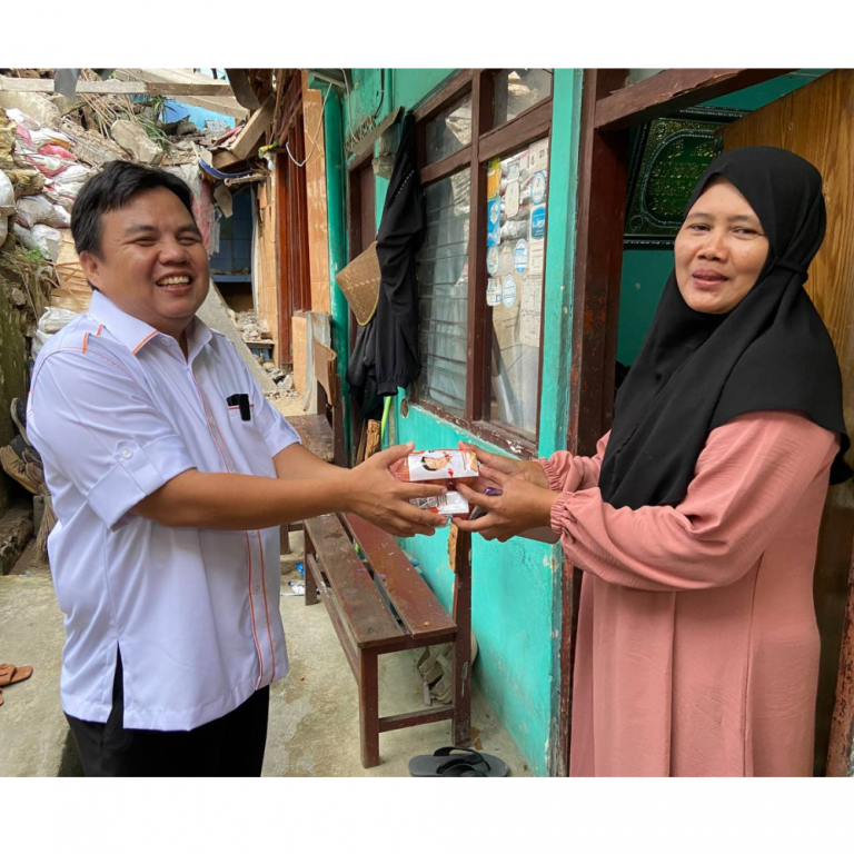 Tingkatkan Gizi Warga, Anggota DPRD Kota Bogor Adit Bagikan Telur Omega