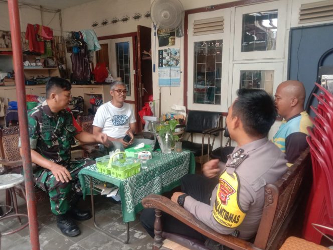 Babisna Kelurahan Kedung Waringin Sertu Makmur melaksanakan sosialisasi terkait masalah keamanan di wilayah binaannya.(Istimewa/Bogordaily.net)