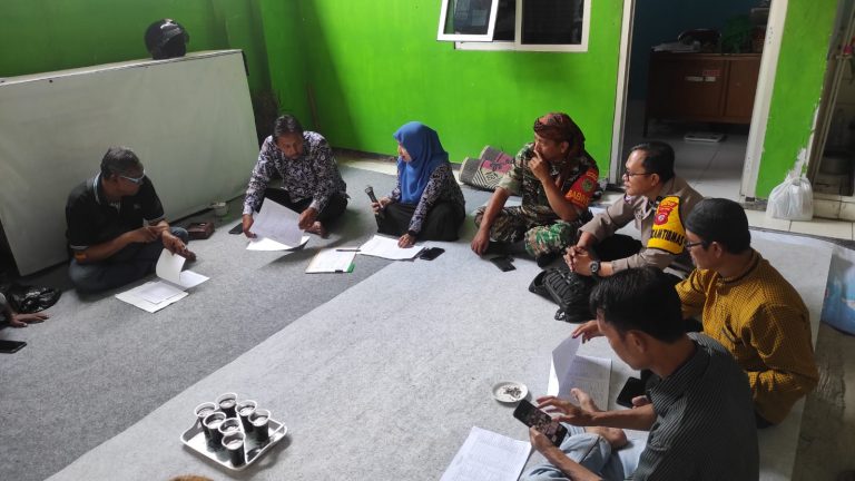 Jelang Musrenbang, Babinsa Sukasari Monitoring Kegiatan Diskusi Warga