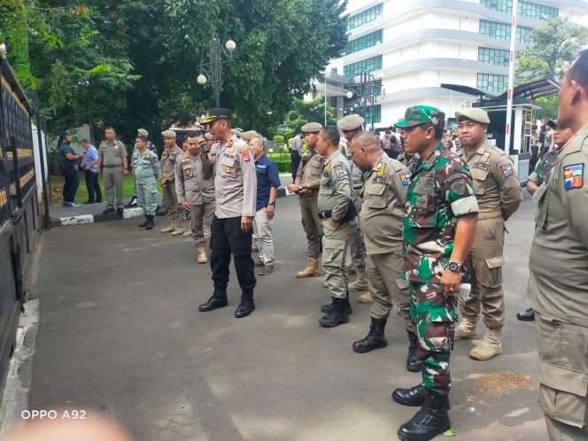 
 Babinsa Kelurahan Tanah Sarael Peltu Memed Junaedi turut mengamankan aksi unjuk rasa. (Istimewa/Bogordaily.net)