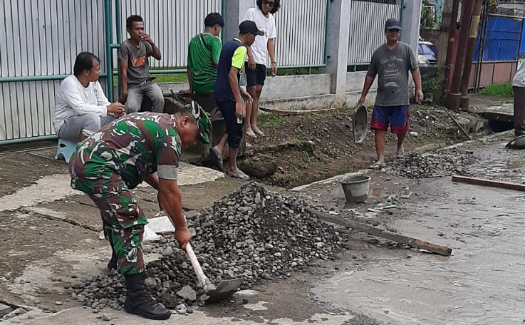 Babinsa Kelurahan Ciwaringin Kerja Bakti Penambalan Jalan