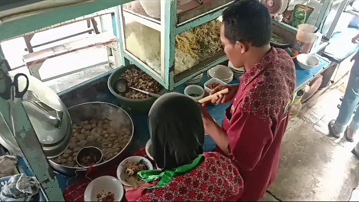 Menikmati Bakso Pak Sugeng Tetelan Super Melimpah