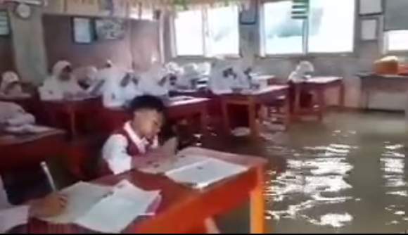 Ruang Kelas Banjir, Ratusan Siswa SDN 1 Cangkring Tetap Ikuti Ujian Sekolah