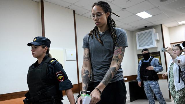 
 Pebasket Amerika Serikat Brittney Griner ditahan di Bandara Sheremetyevo Moskow, Rusia.(Kirill KUDRYAVTSEV/POOL/AFP/Liputan6.com)