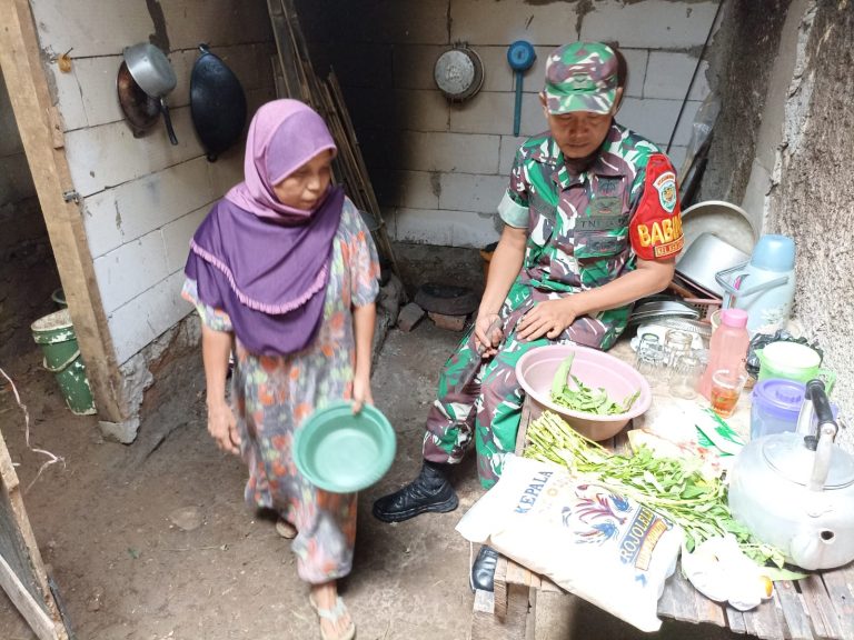 Ikut Masak, Serda Tonton Hartono Masuk Dapur