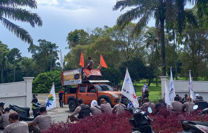 
 Puluhan Massa FSPMI Saat Demo di Depan Kantor Management PT Kahuripan Raya. (Irfan/Bogordaily.net)