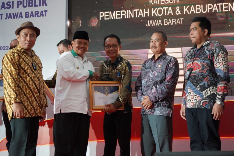 Implementasikan Keterbukaan Informasi Publik, Pemkab Bogor Sukses Sabet Penghargaan Predikat Kabupaten Informatif  2022