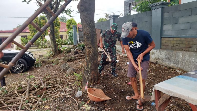 Persiapan Maulid Nabi, Babinsa Kelurahan Bantarjati Gotong Royong Bersama Warga Bersihkan Lingkungan