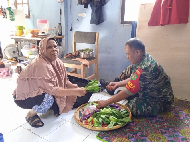 
 Babinsa Kelurahan Tegallega Serda Maykel Yusak S melakukan program Babinsa masuk dapur bersama warga di wilayah binaannya. (Istimewa/bogordaily.net)