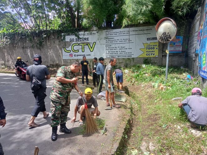 
 Babinsa Kelurahan Barandangsiang melakukan kegiatan kerja bakti Jumat Bersih (Jumsih) bersama warga setempat. (Istimewa/Bogordaily.net)