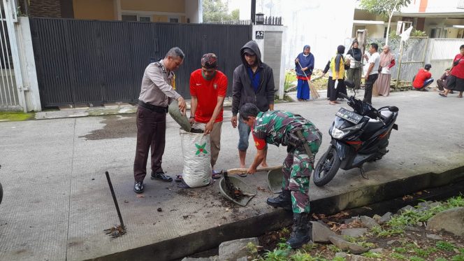 Kerja Bakti Minggu Bersih, Babinsa Kelurahan Bondongan Terlihat Antusias