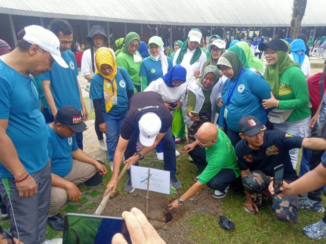 
 Serka Much Rohim Lakukan Pemantauan Penanaman 10.000 Bibit Pohon di Kelurahan Pabaton. (Istimewa/Bogordaily.net)