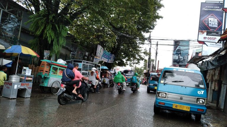 Diguyur Hujan, Lalin di Jalan Raya Cilebut Lancar