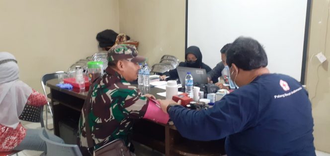 Babinsa Kelurahan Kayumanis melakukan monitoring kegiatan donor darah, pada Selasa, 27 Desember 2022. (Istimewa/Bogordaily.net)