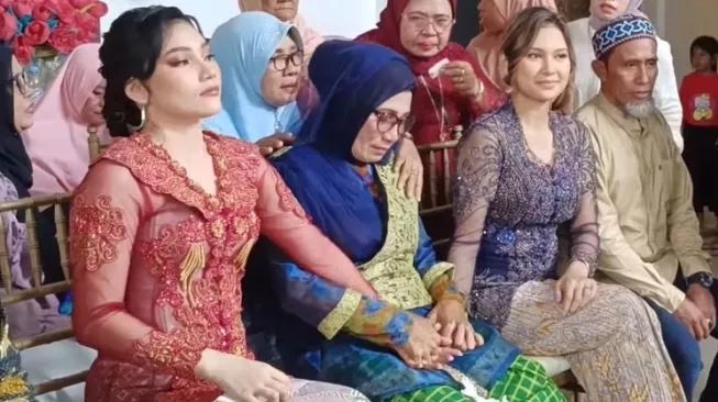 Momen Indah Permatasari Harmonis dengan Ibunda di Acara Lamaran Adik