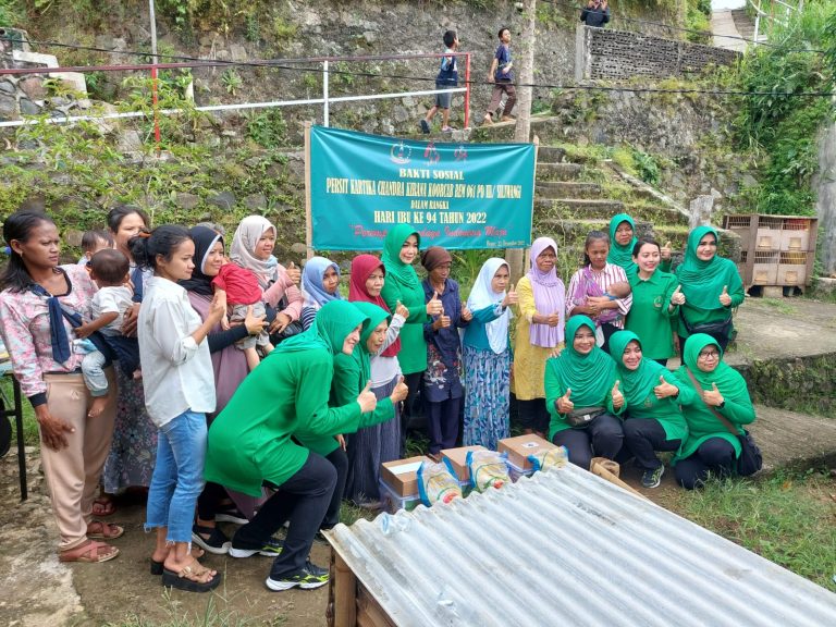 Momentum Hari Ibu, Persit KCK Koorcab Rem 061/SK Salurkan Bantuan ke Warga  