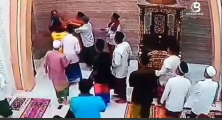 Viral, Imam Masjid di Pondok Gede Dihajar saat Imami Salat Maghrib, Ini Videonya!