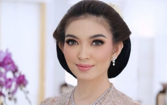 Selvi Ananda dan Orang Tuanya