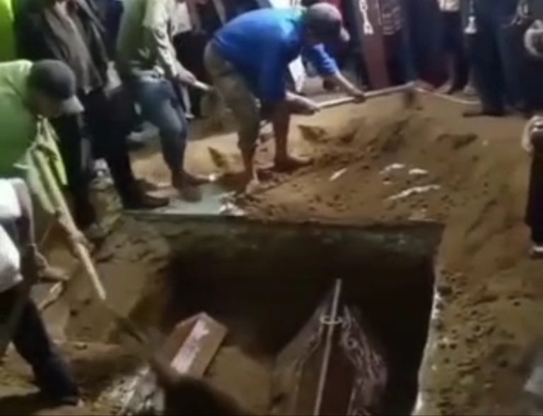 Viral Diduga Ditolak Pemilik Kampung, Jenazah Wanita di Dikubur di dalam Rumah
