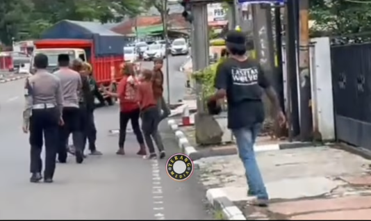 
 Tangkapan layar video viral anak punk. (Instagram/ @terangmedia/Bogordaily.net)