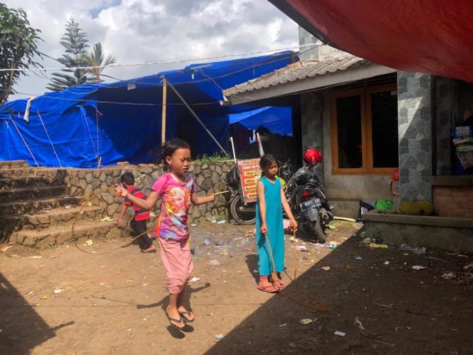 
 Keceriaan Anak-anak di Posko bencana Kecamatan Cugenang, Kabupaten Cianjur. (Mutia/Bogordaily.net)
