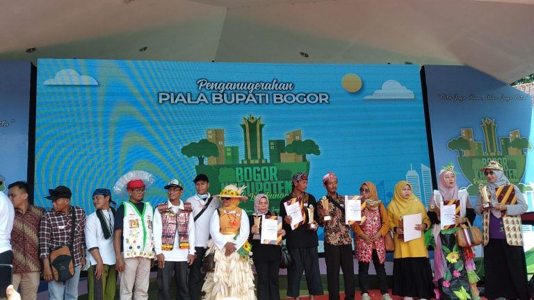 Peduli Kebersihan, Pemkab Bogor Berikan Penghargaan Kampung Ramah Lingkungan 2022