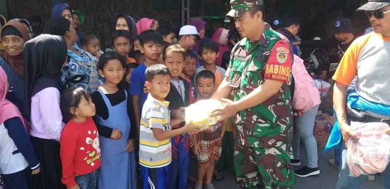 Serma Hendrik Mengawal Proses Penyaluran Bantuan Untuk Korban Gempa Cianjur