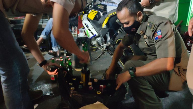 Satpol PP Kota Bogor Amankan Ratusan Botol Miras di Warung Kelontong