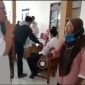 Nenek Ini Marah ke Petugas Bansos. (tangkapanlayar/Bogordaily.net)