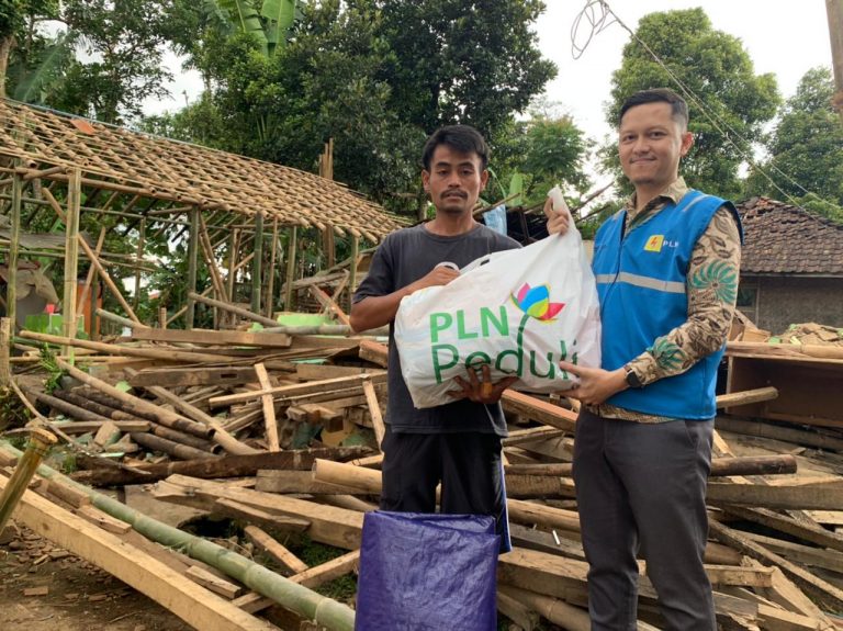 Relawan PLN Sisir Lokasi Terisolir untuk Salurkan Bantuan Pasca Gempa Cianjur