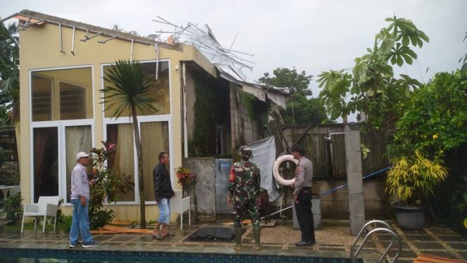 
 Salah Satu Rumah Warga yang Rusak Akibat Puting Beliung. (Istimewa/Bogordaily.net)