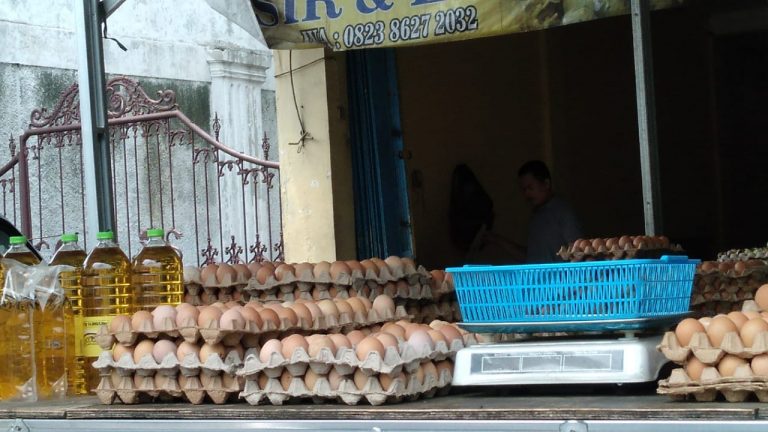 Jelang Nataru, Harga Telur Ayam di Pasar Bojong Gede Meroket