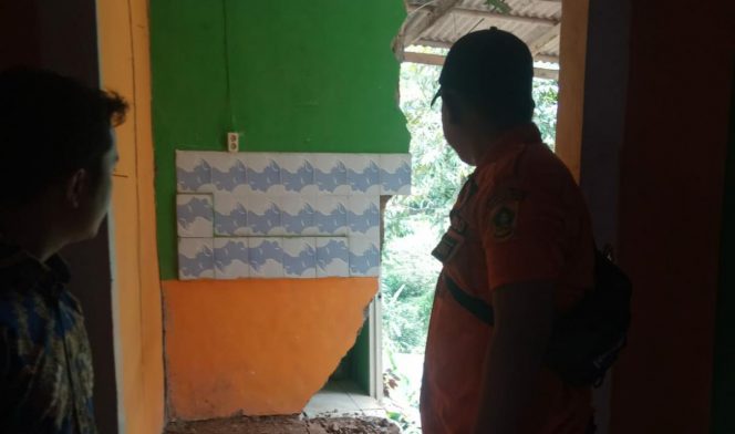 
 BPBD Kabupaten Bogor meninjau dua rumah di Cigombong yang rusak tergerus longsor akibat gempa yang berpusat di Sukabumi, Kamis, 8 Desember 2022. (Istimewa/Bogordaily.net)