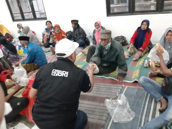 
 BRI Peduli menyalurkan bantuan kepada masyarakat terdampak eruspi Gunung Semeru.(Humas BRI/Bogordaily.net)