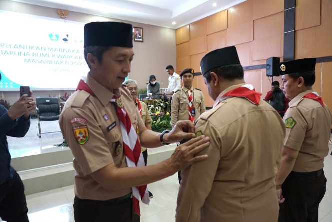 
 Ketua Kwarcab Gerakan Pramuka Kota Bogor, Dedie A. Rachim melantik puluhan anggota Mabisaka dan Pinsaka Taruna Bumi Kwarcab Kota Bogor Masa Bakti 2022 - 2024. (Istimewa/bogordaily.net).