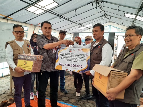 
 Kepala Disdik Kota Bogor Hanafi kirimkan bantuan kepada korban gempa Cianjur. (Istimewa/bogordaily.net).