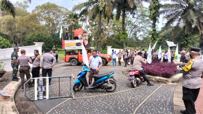 
 Puluhan satpam melakukan demonstrasi di Perumahan Kahuripan atas pemutusan hubungan kerja (PHK) di Kemang Bogor, Jumat 9 Desember 2022. (Istimewa/Bogordaily.net)