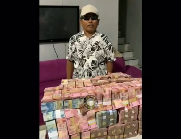 Pamer Uang Miliaran, Pria Diduga Staf Bupati Deliserdang Viral