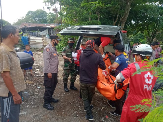 
 Babinsa Kelurahan Kedung Halang Serma Supeni Agus mengevakuasi mayat di Sungai Ciliwung. (Istimewa/Bogordaily.net) 