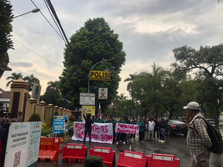 Gruduk Polres Bogor, Mahasiswa Minta Usut Kasus Penimbunan BBM di Gunung Putri
