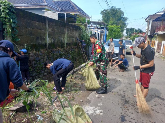 
 Babinsa Pabaton Serka Much Rohim kerja bakti bersama warga Kelurahan Pabaton, Minggu 18 Desember 2022. (Istimewa/Bogordaily.net)