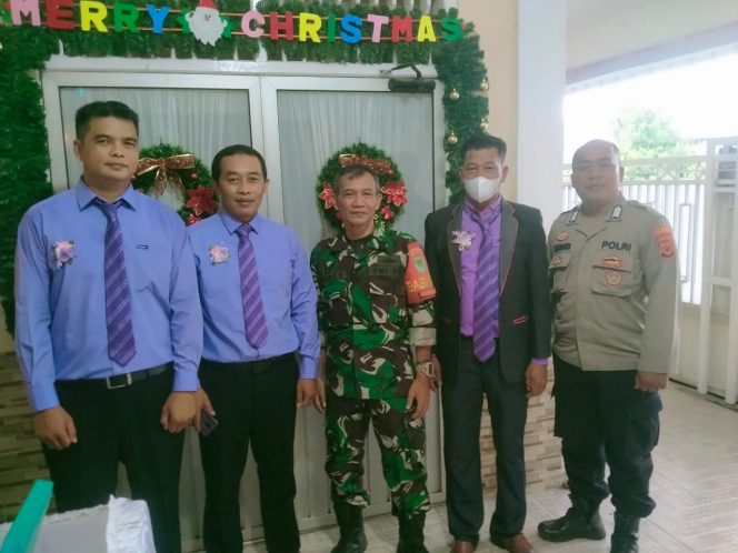 
 Sertu Herry S tengah berkoordinasi dengan warga terkait pengamanan jelang Natal, di Kelurahan Semplak, Minggu, 18 Desember 2022. (Istimewa/Bogordaily.net)