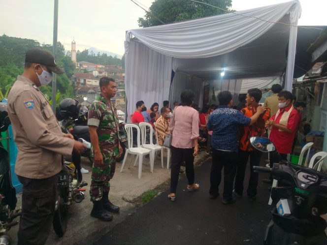 
 Anggota Babinsa Kodim 0606 Kota Bogor mengawal kegiatan ibadah di gereja. (Istimewa/Bogordaily.net)