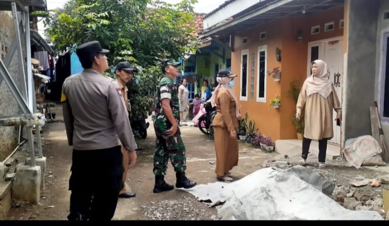 Babinsa Monitoring Pembangunan RTLH di Kelurahan Kencana