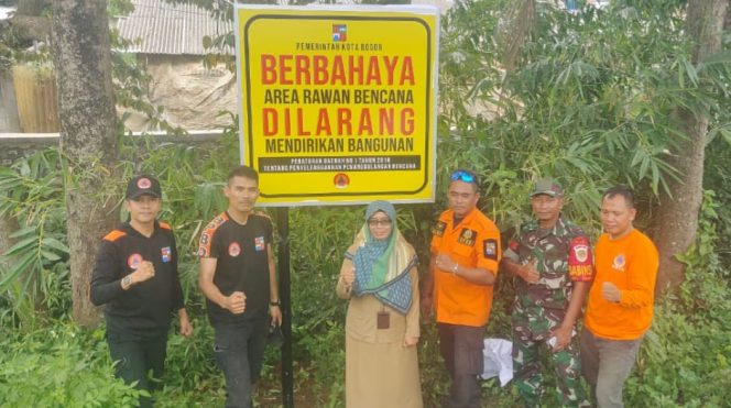 
 Babinsa Kelurahan Ciluar memonitoring pemasangan rambu area rawan bencana. (Istimewa/Bogordaily.net)