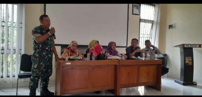 
 Peltu Tamjid menghadiri rapat evaluasi kinerja akhir tahun di Kelurahan Menteng. (Istimewa/Bogordaily.net)