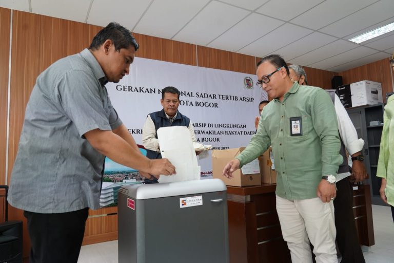 Sekretariat DPRD Kota Bogor Musnahkan Ribuan Arsip