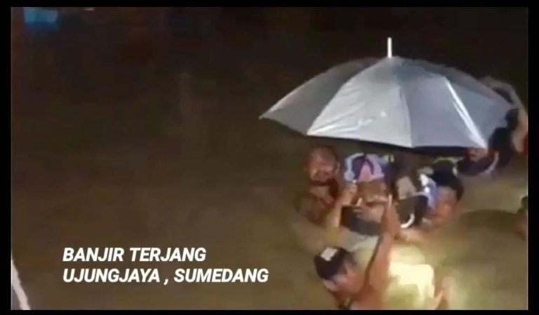 Sempat Terjebak Saat Banjir di Sumedang, Seorang Bayi Berhasil Dievakuasi
