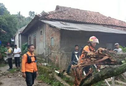 Hujan Deras dan Angin Kencang, Belasan Rumah di Kecamatan Citeureup Rusak